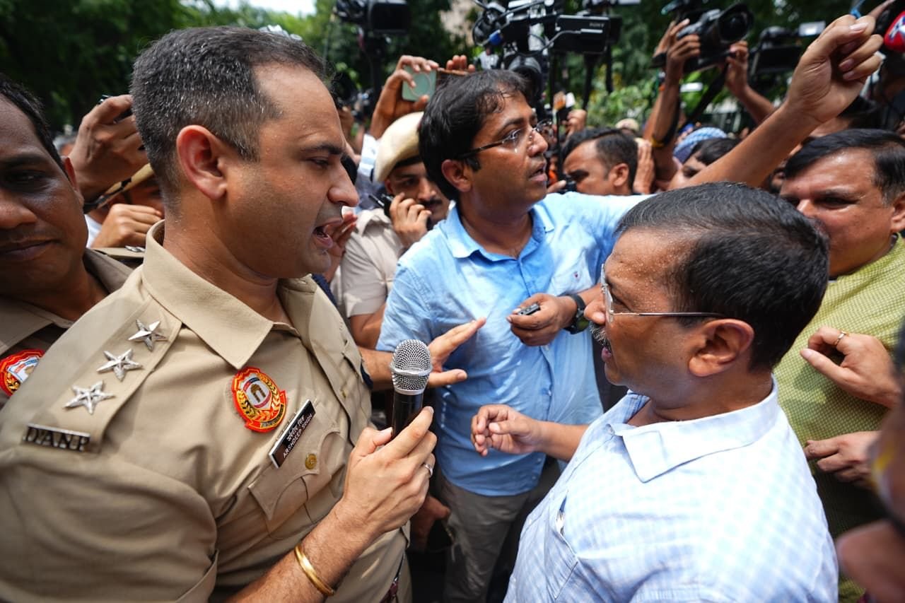 Police Stop Arvind Kejriwal on Way to Meet Prime Minister With 100 Victims to Oppose E-20 Petrol