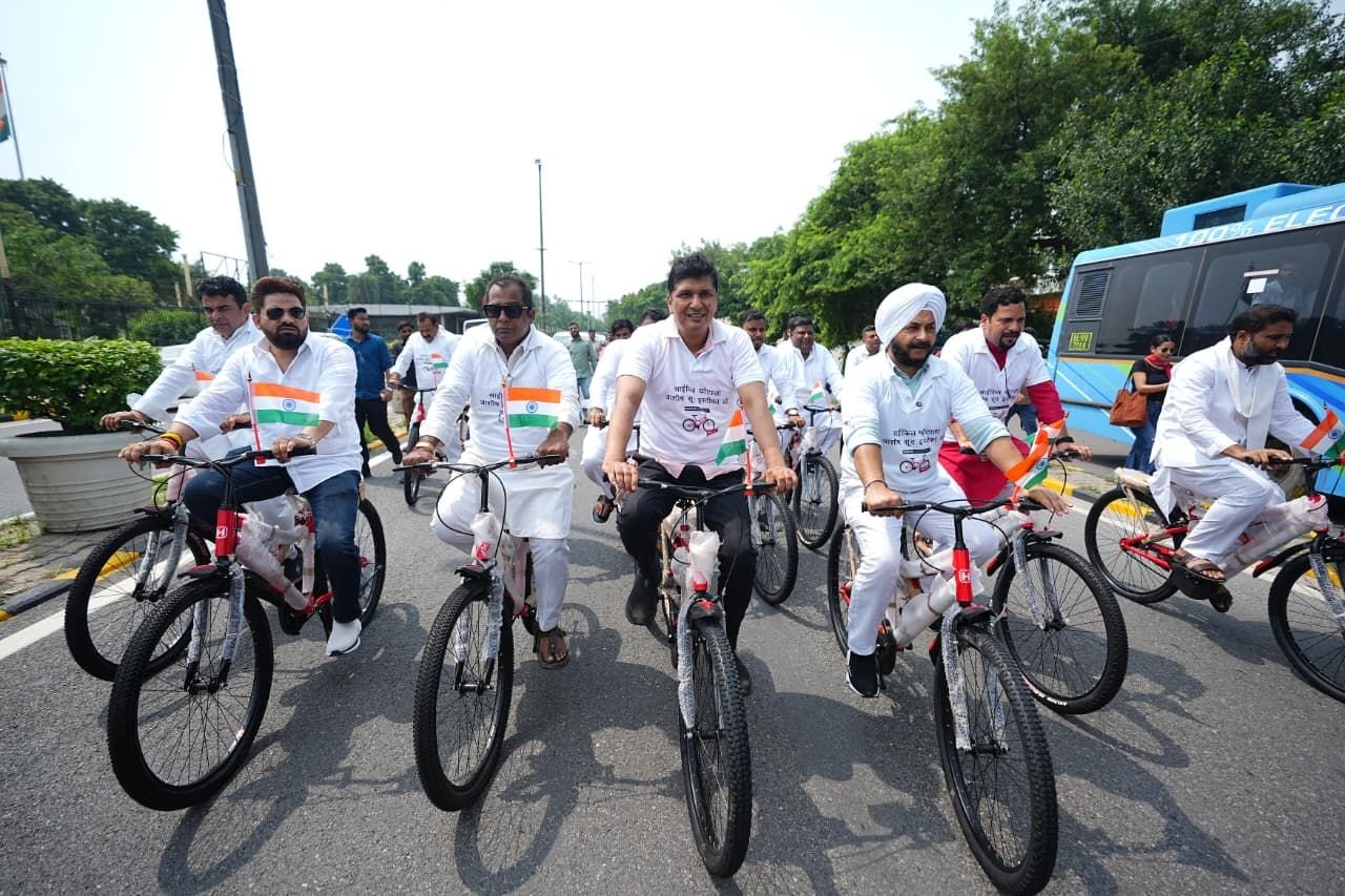 AAP Leaders Cycle to Delhi Assembly Demanding Education Minister Ashish Sood’s Resignation Over Bicycle Scam