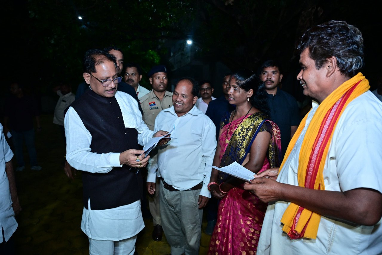 Chief Minister Vishnu Deo Sai Listens to the Voices of Common People in Bagia, Gives Strict Instructions for Redressal of Grievances