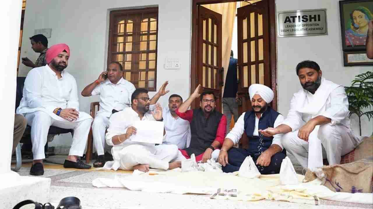 AAP Protests Over Rice Scam, Sets Up ‘Rice Shop’ in Assembly Premises and Demands Sirsa’s Dismissal
