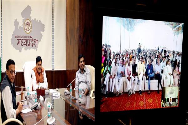 Chief Minister Dr. Mohan Yadav said that the state government is fully committed to protecting the interests of agriculture and farmers. He appealed to farmers to safeguard their land under all circumstances, saying that land is like a mother and sustains livelihoods. He urged farmers not to sell their agricultural land.  Chief Minister Dr. Yadav said, assuring farmers, that whenever agricultural land is acquired for the construction of any government project, farmers will receive four times the