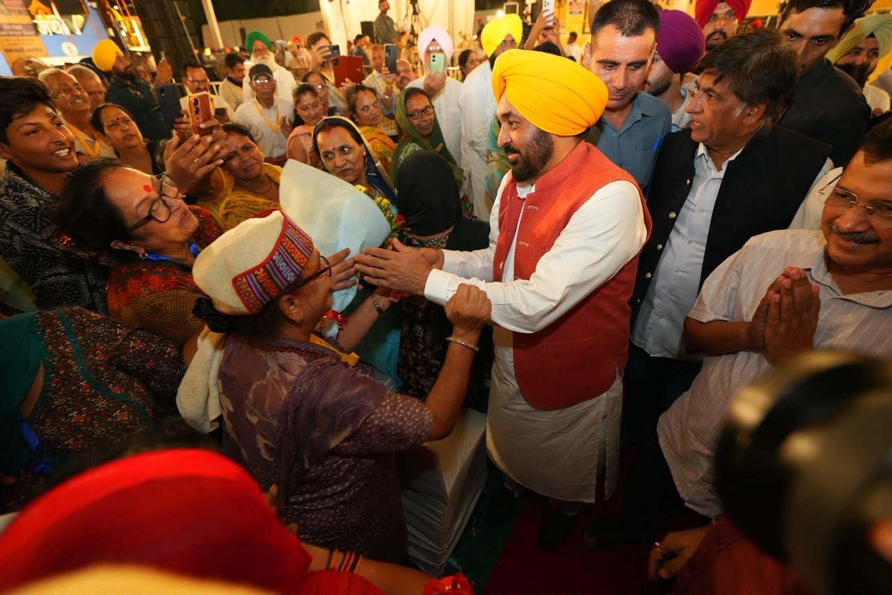 Arvind Kejriwal & CM Bhagwant Mann Flag Off 15 Pilgrimage Buses in Hoshiarpur