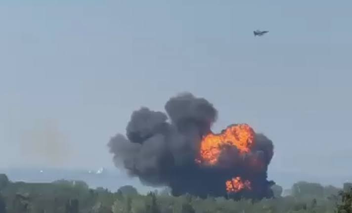 Turkish F-16 Crashes During Training Flight in Yalova, Pilot Survives