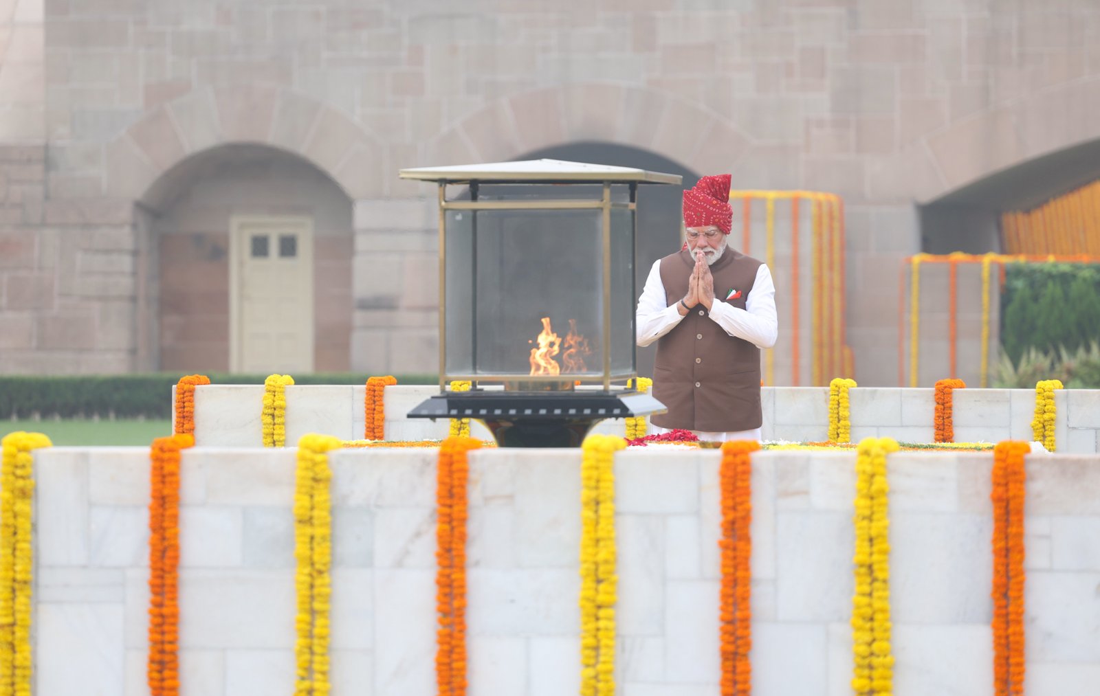 Prime Minister pays homage to Mahatma Gandhi at Rajghat