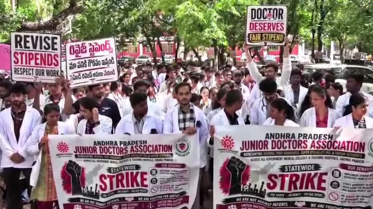 Andhra Junior Doctors Intensify Stipend Stir, Boycott Emergency Services Across State