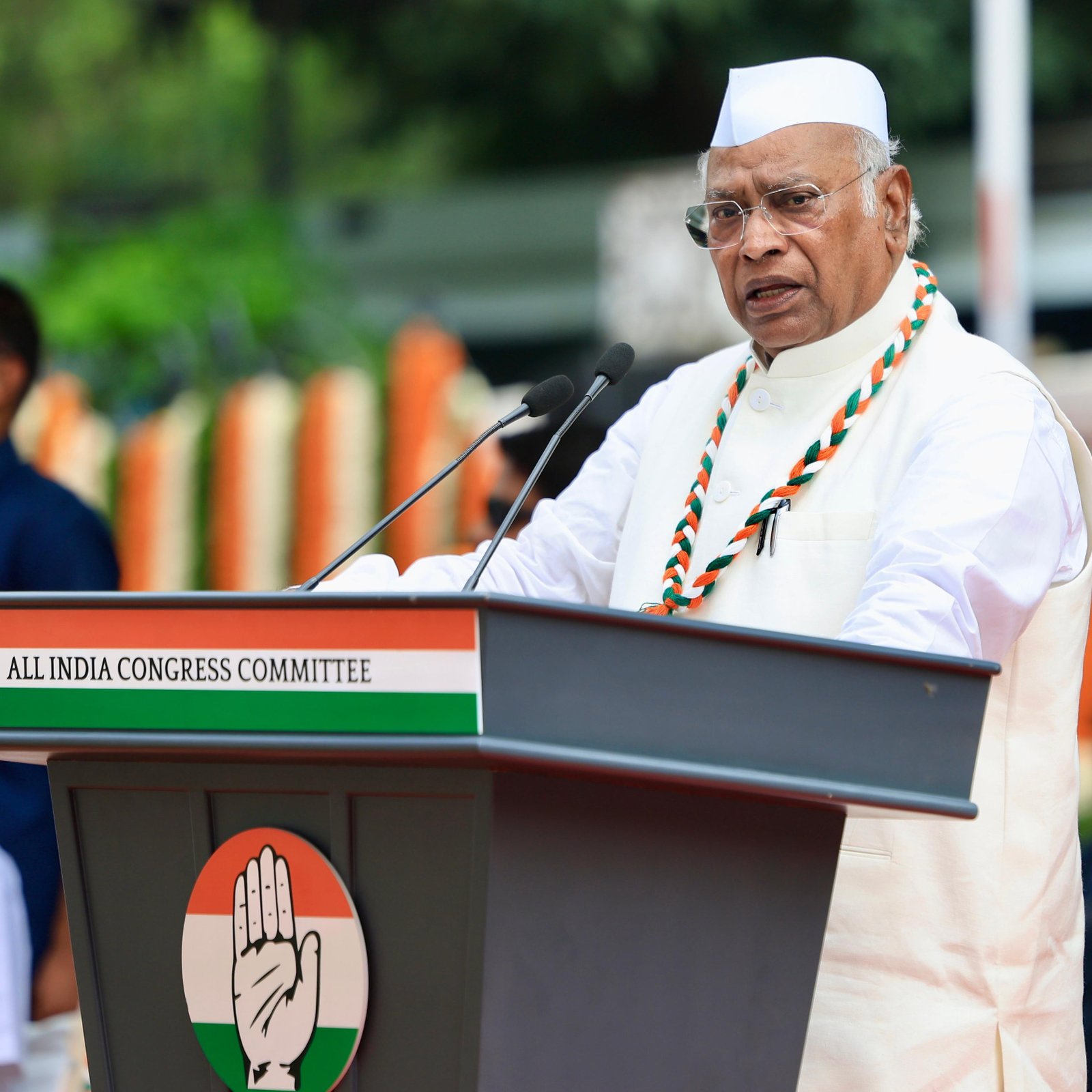 Kharge Questions Vande Mataram Complaint, Says Congress Sang Version Rendered by Gandhi, Nehru and Vajpayee