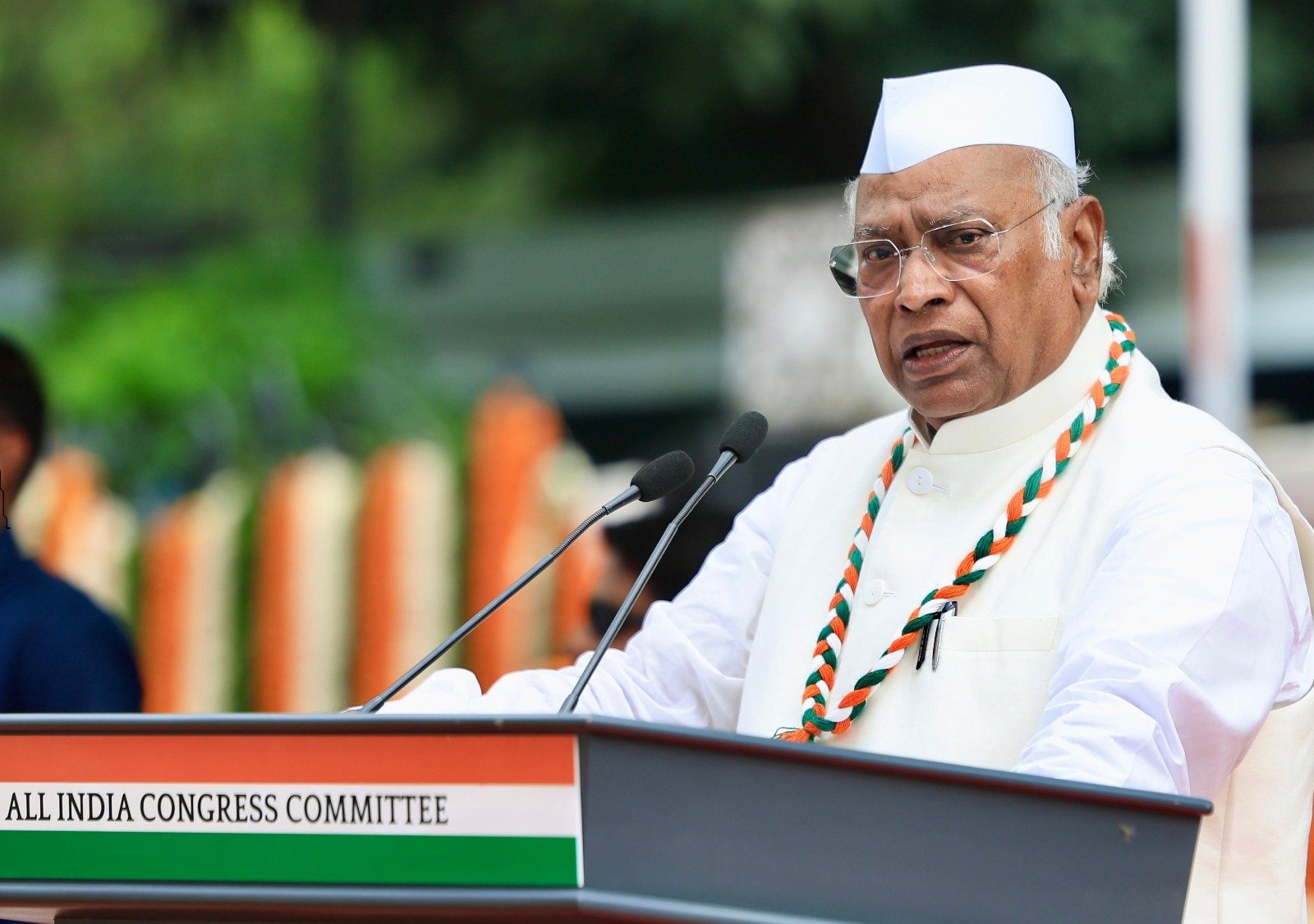 Kharge Questions Vande Mataram Complaint, Says Congress Sang Version Rendered by Gandhi, Nehru and Vajpayee