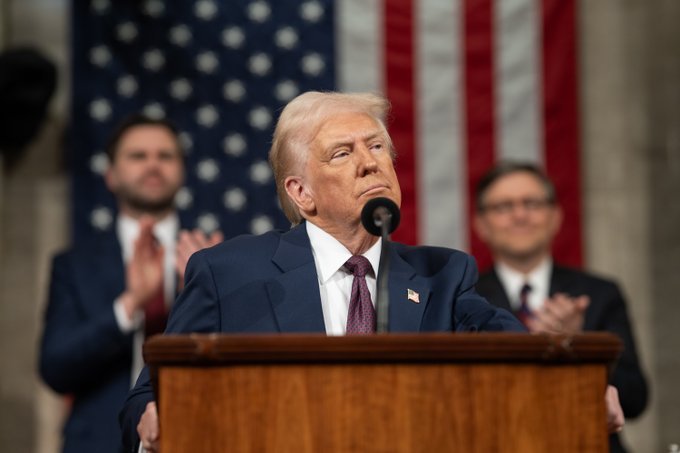 Trump Says US ‘Way Ahead’ of China in AI, Signals Technology Talks With Xi