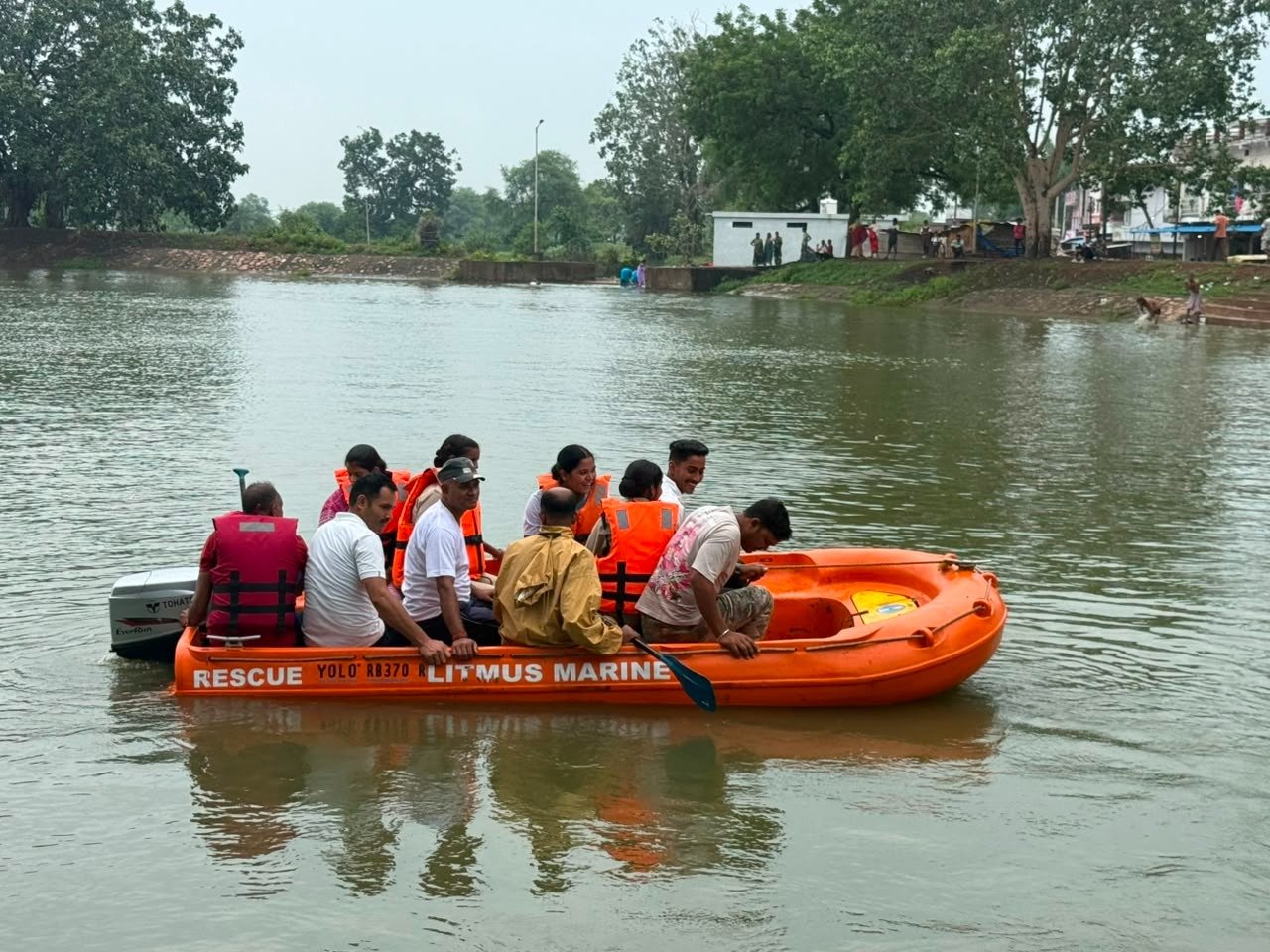 Mock Drill: Rescue Team Swiftly Saves People Trapped in Floodwaters