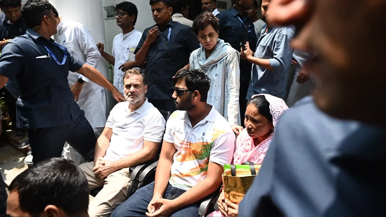 Rahul Gandhi Visits Delhi Police Station Over Alleged Pellet Firing on Students