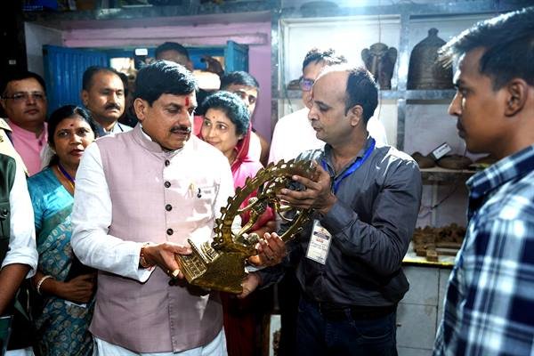 CM Dr. Yadav Visits Brass Artisan’s Home in Tikamgarh