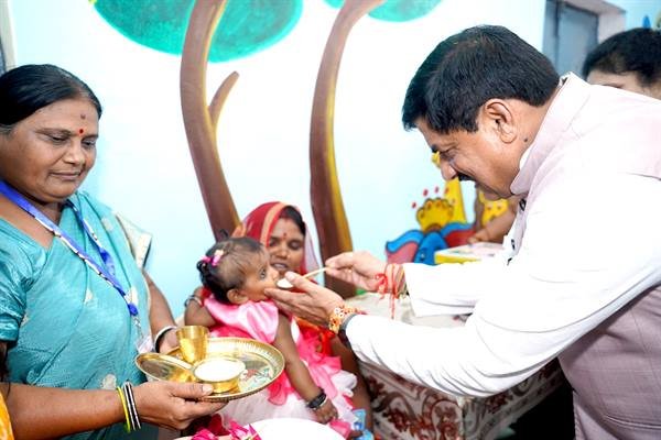 CM Dr. Yadav Inspects Anganwadi Centre and District Hospital in Tikamgarh
