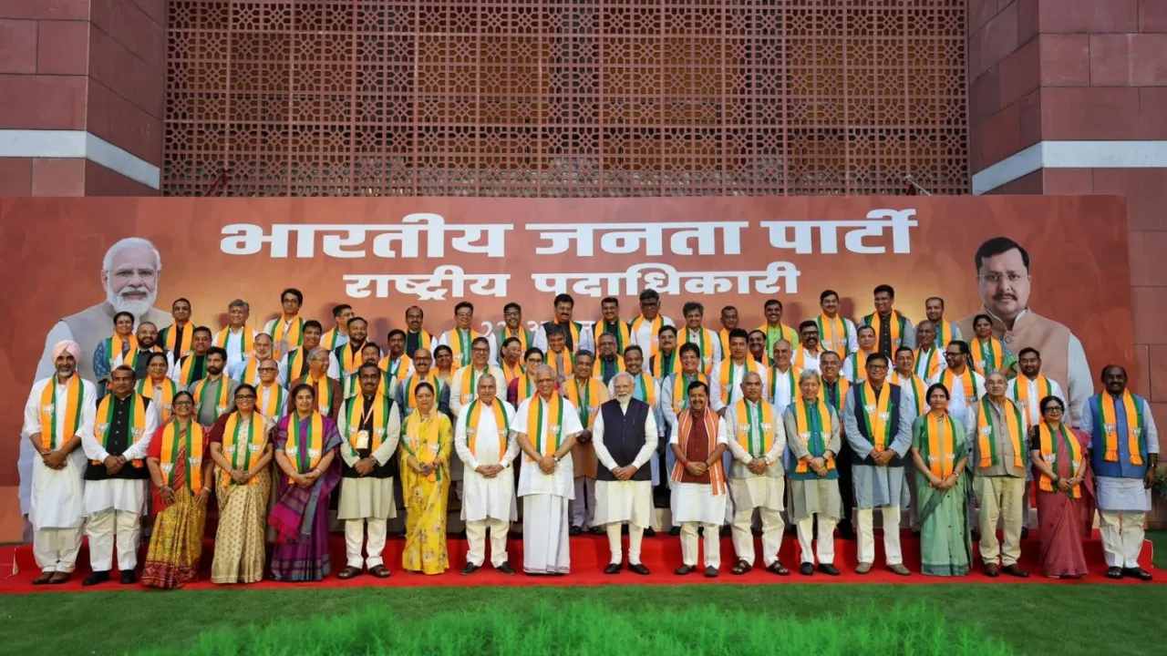 PM Modi Meets BJP’s New National Team, Emphasises Fresh Ideas and Stronger Public Connect