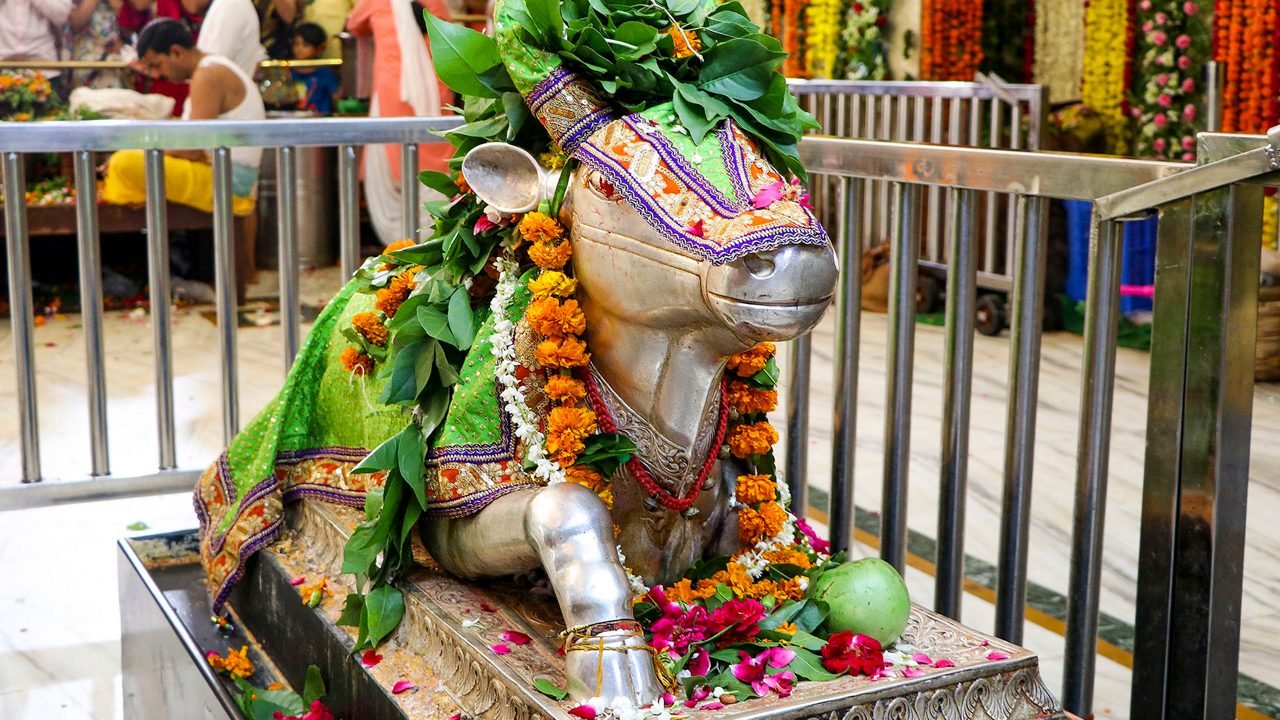 Devotees Throng Shiva Temples Across India on Final Monday of Sawan
