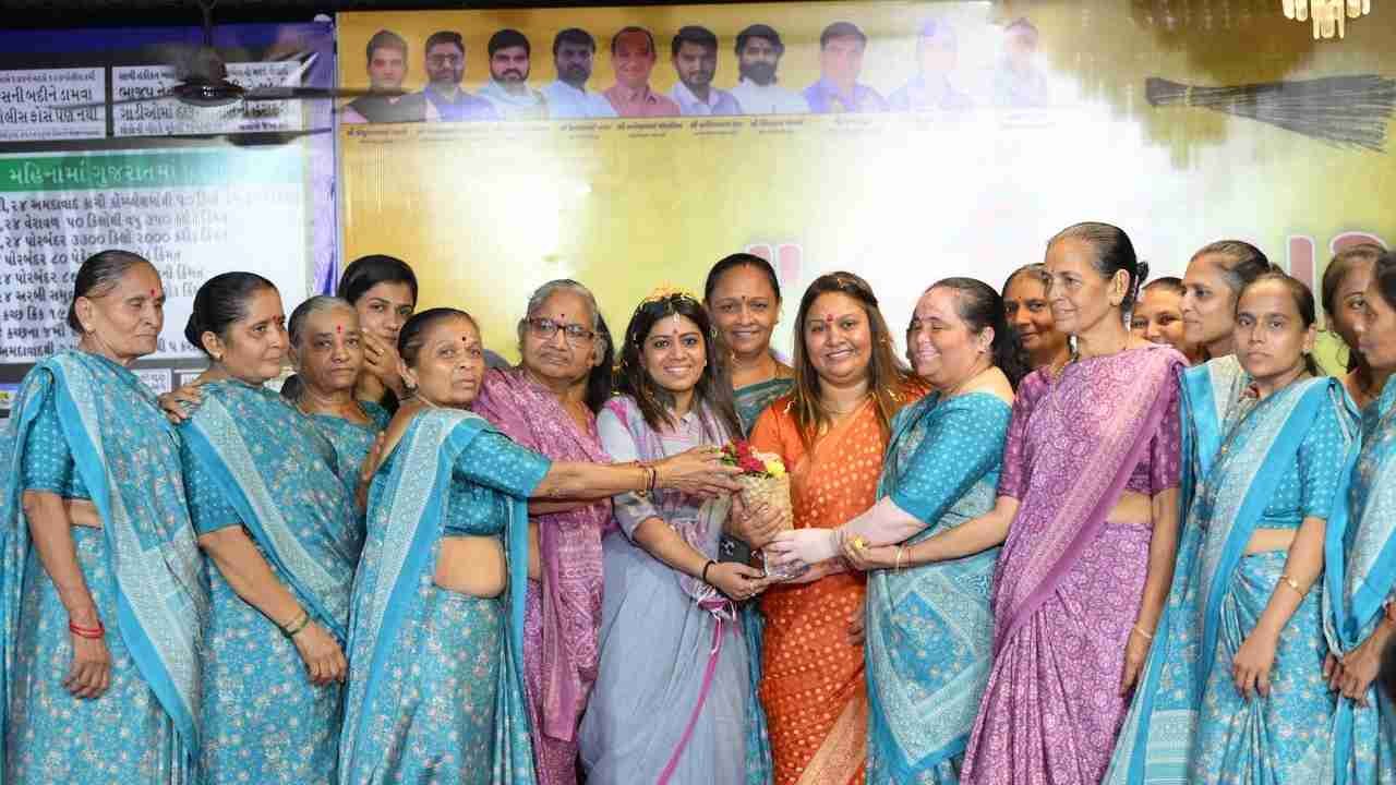 AAP Gujarat Women’s Wing Organises Grand ‘Nari Hunkar’ Convention in Surat
