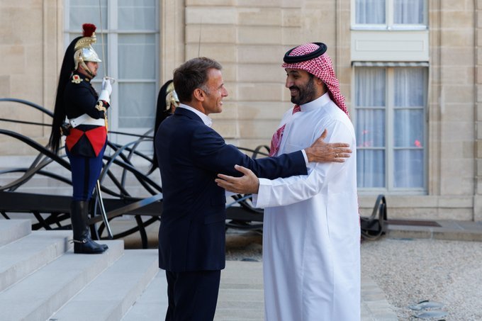 Saudi Crown Prince Mohammed bin Salman Meets Macron in France to Strengthen Strategic Partnership