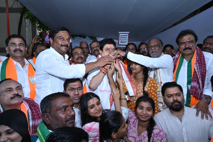 Telangana BJP Chief Ends Hunger Strike After Health Deteriorates, Demands Pending Fee Reimbursement