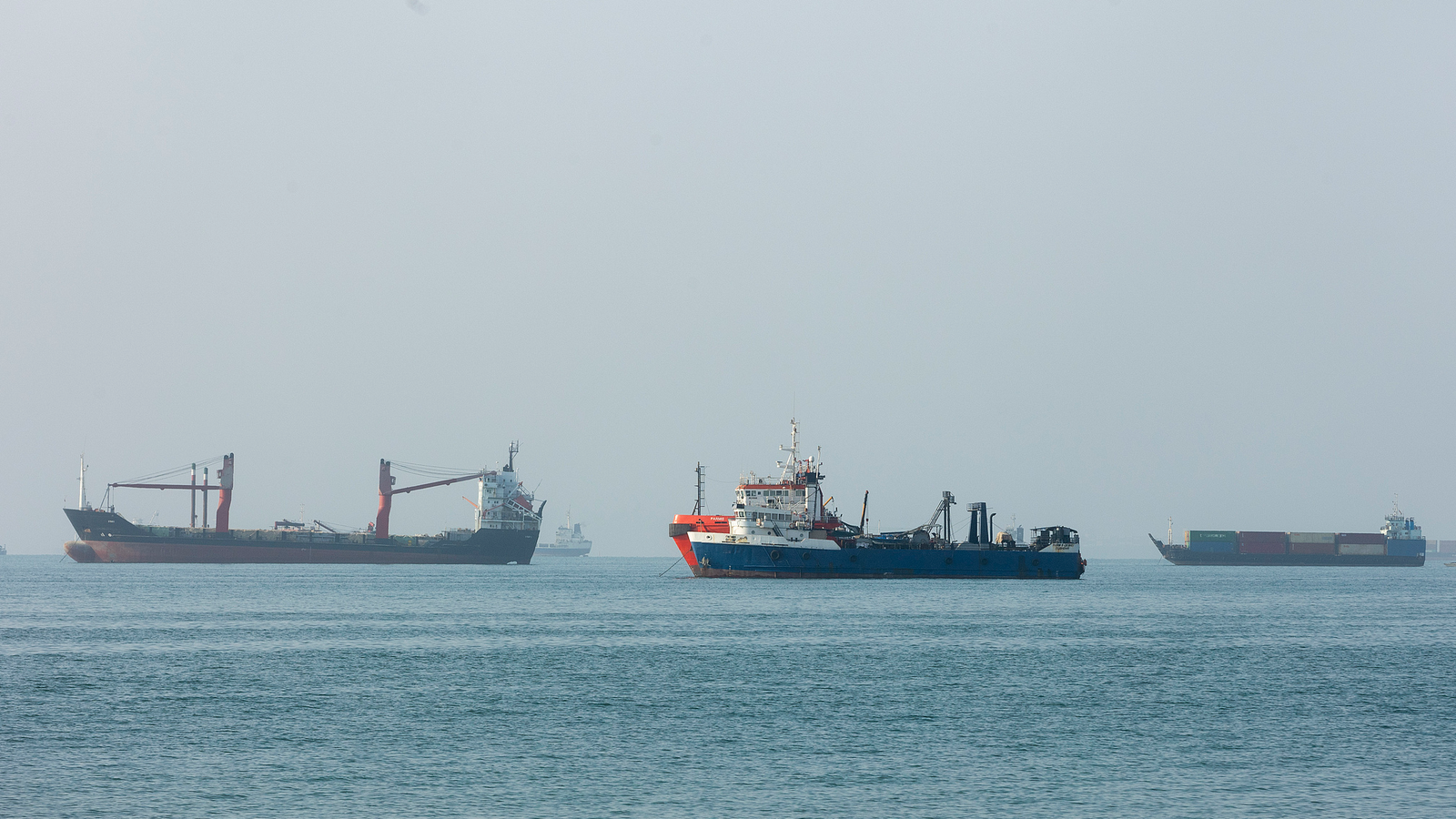 Iran, Oman Discuss Temporary Corridor for Strait of Hormuz
