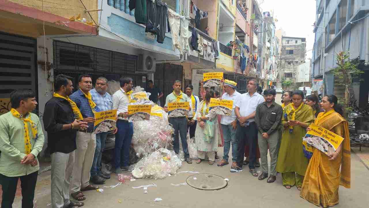 AAP Workers Dump Hotmix Waste Outside Surat Mayor’s House Over Corporator’s Suspension