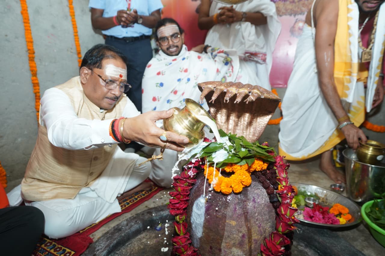 Chief Minister Vishnu Deo Sai Performs Rudrabhishek at Baba Karmeshwar, Prays for Prosperity and Well-Being of Chhattisgarh