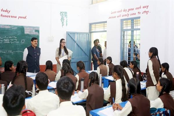 CM Dr. Yadav Meets Students at Lanji School, Takes on Role of Teacher
