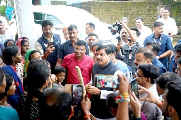 CM Dr. Yadav Stops Convoy in Korka-Bondari—Shares Warm Moments with Children and Women