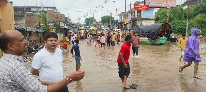 Swift action by the Yogi government amid severe floods, 60 people rescued in Chitrakoot