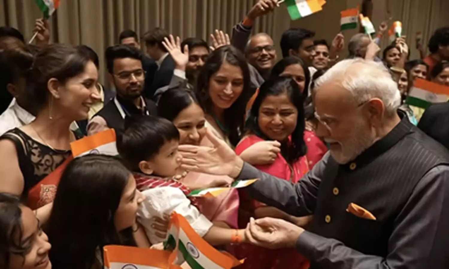 Indian Community Gives Warm Welcome to PM Modi in Tashkent