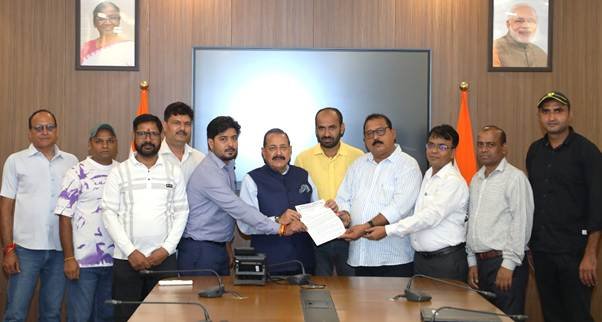 Dr Jitendra Singh Meets Armed Forces HQ Association Delegation