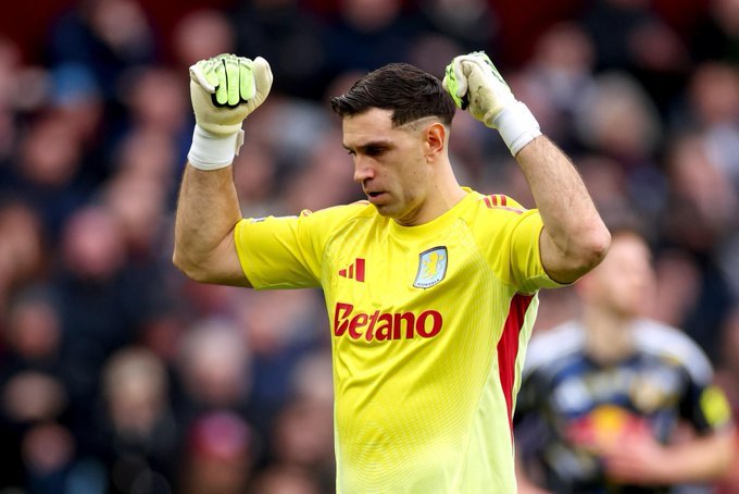 Chelsea Sign World Cup-Winning Goalkeeper Emiliano Martinez on Three-Year Deal