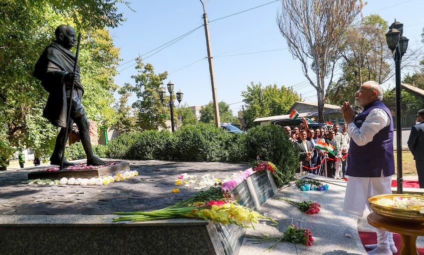 PM Modi Pays Tribute to Mahatma Gandhi in Bishkek, Meets Indian Community Ahead of SCO Summit