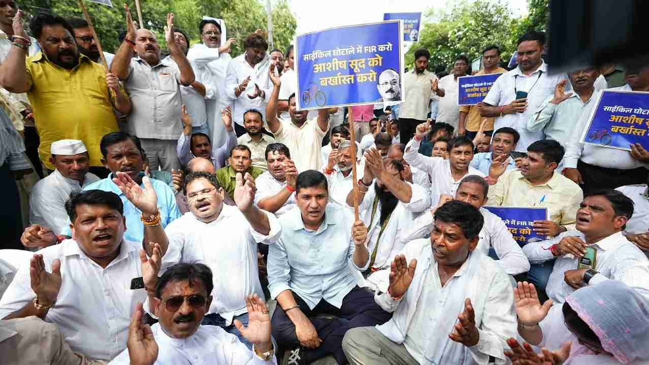 AAP’s ‘Halla Bol’ Over Bicycle Scam, Demands FIR & Dismissal of BJP Minister Ashish Sood