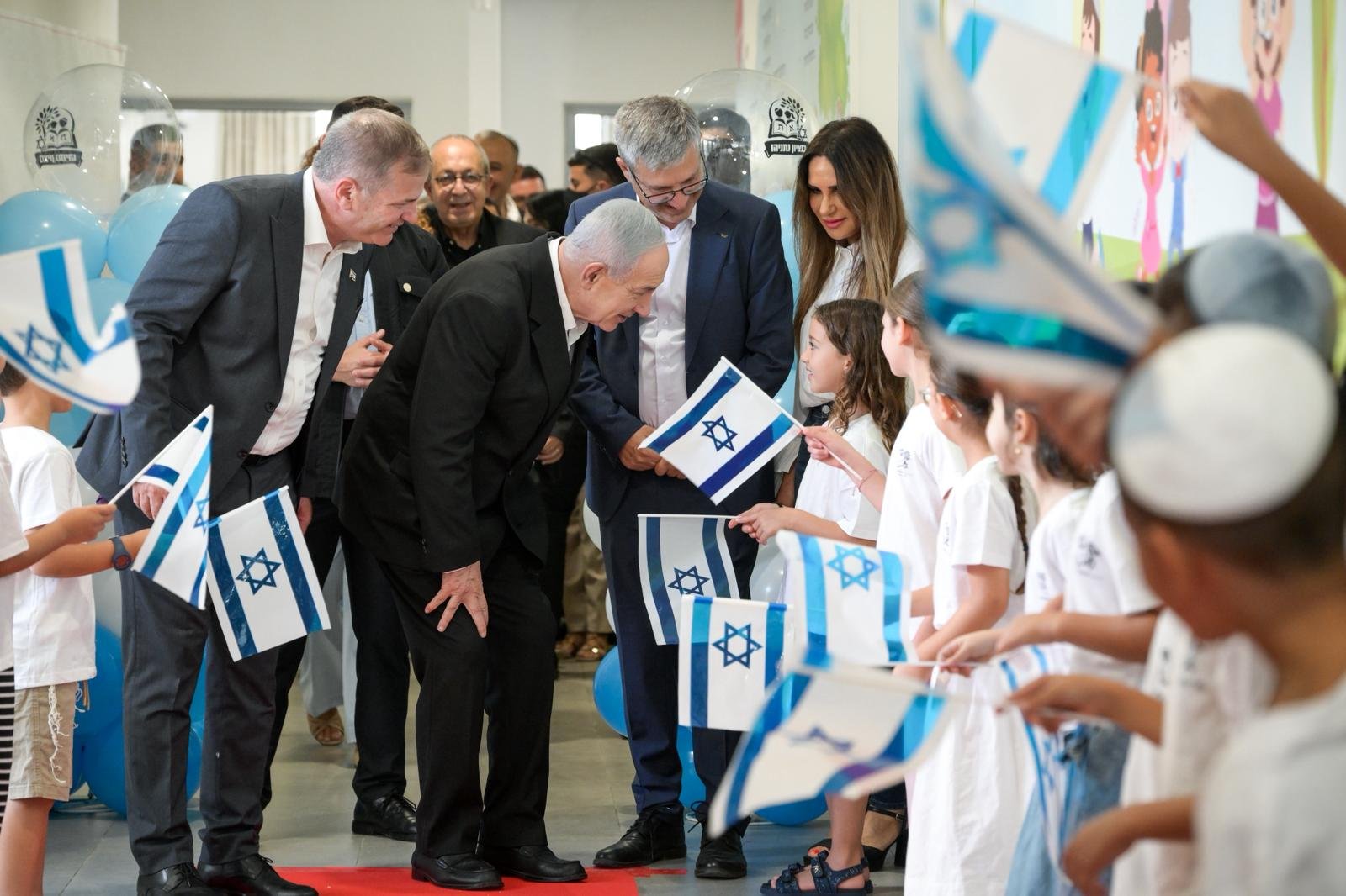 Netanyahu Visits Missile-Damaged School as Israeli Students Return to Class