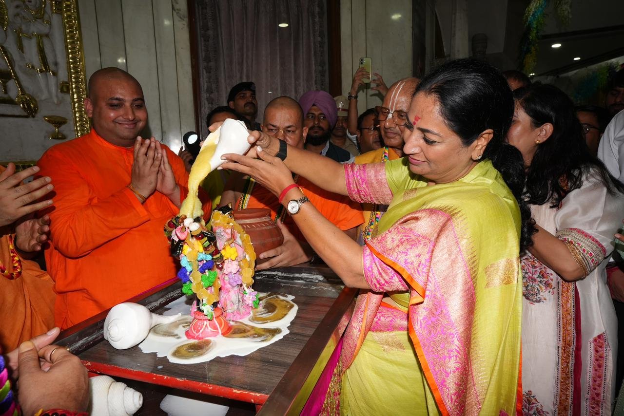 CM Rekha Gupta Offers Prayers at ISKCON Temple on Janmashtami