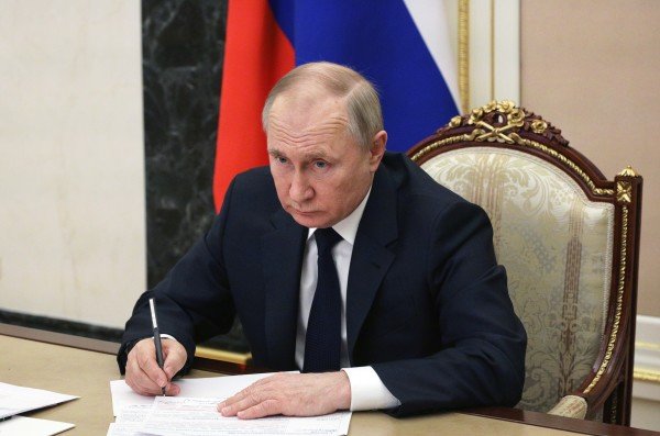 Putin Orders Three-Day Pause in Strikes on Kyiv Ahead of Talks With Trump Envoys