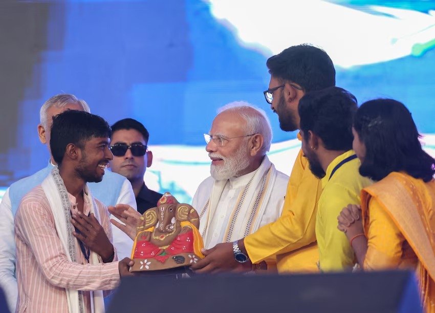 PM Modi Praises Vadodara Cleanliness Drive, Urges Citizens to Sustain Civic Spirit