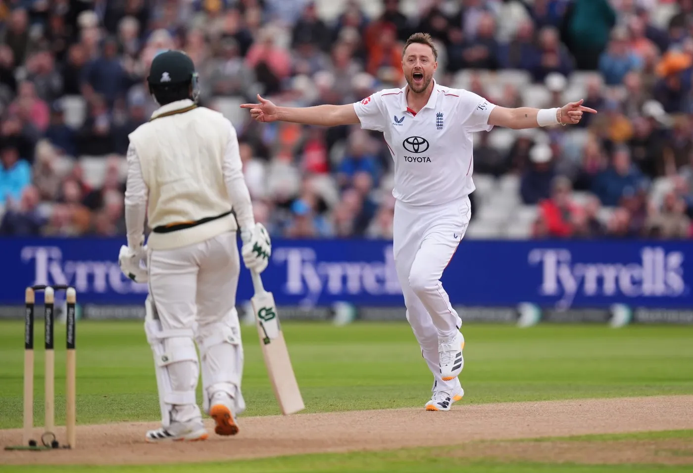 England Complete Historic 3-0 Test Series Whitewash Against Pakistan