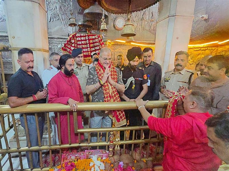 Governor pays obeisance at Maa Jwalamukhi Temple