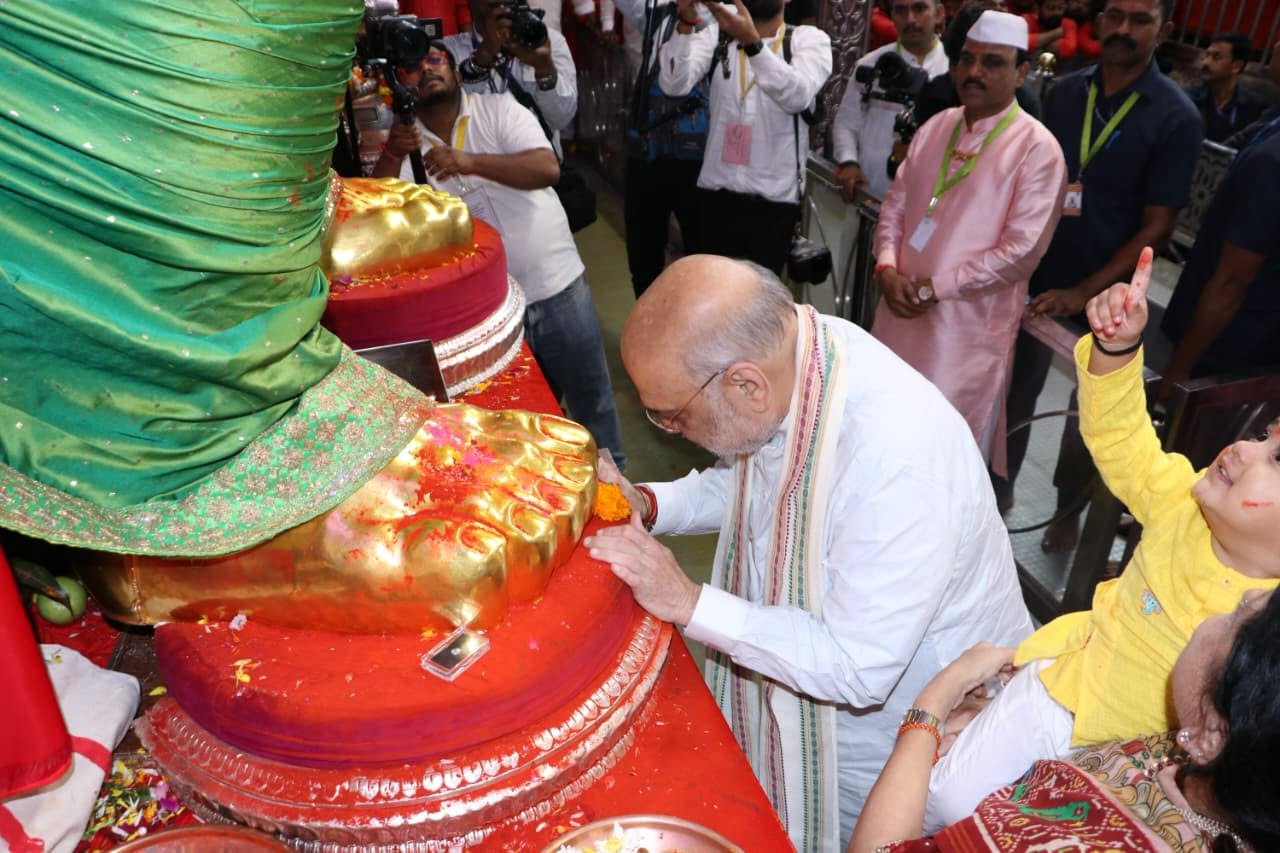 Union Home Minister Amit Shah Seeks Blessings of Lalbaugcha Raja