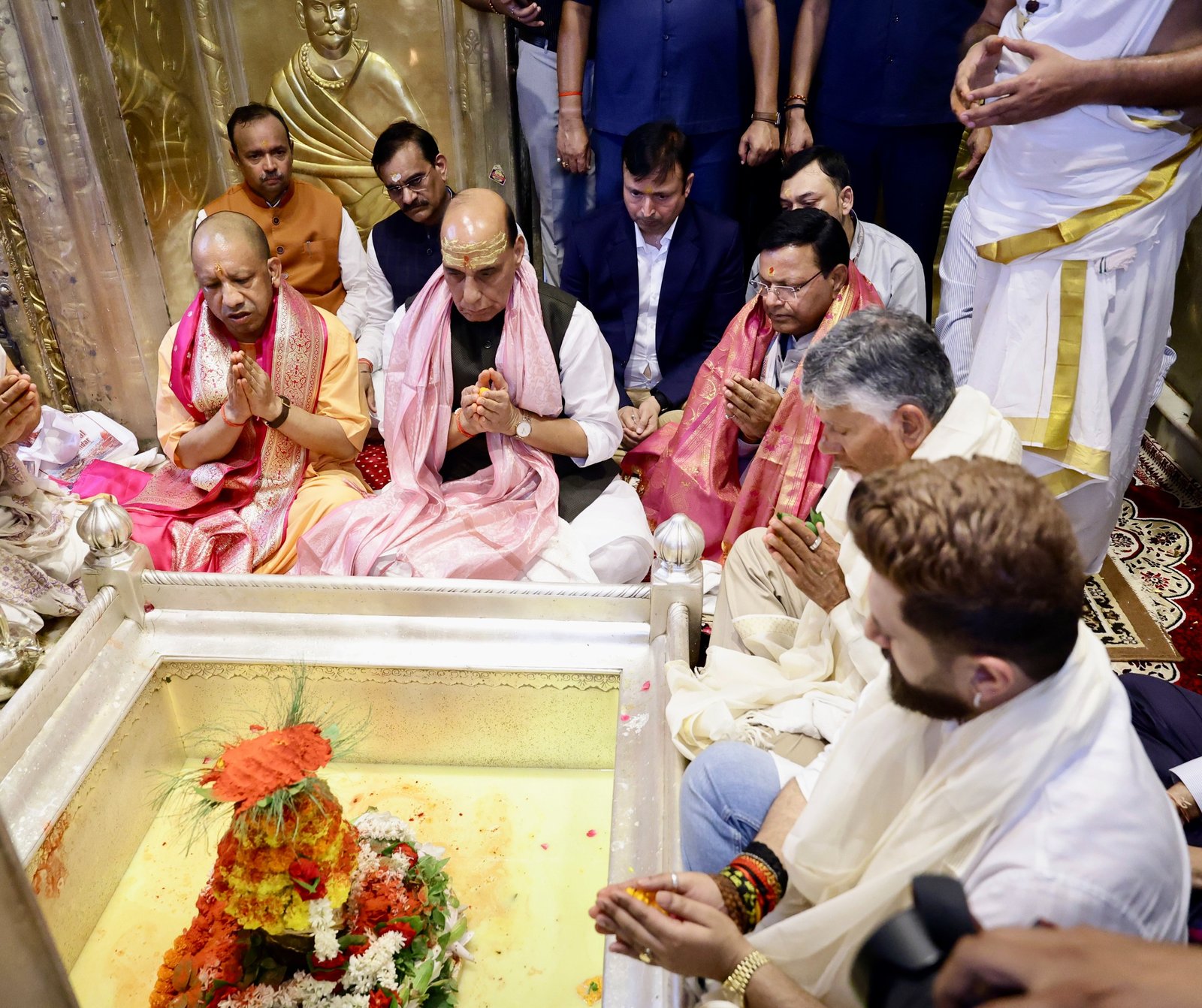 Defence Minister and Chief Minister offered prayers and performed worship at Baba Vishwanath Temple