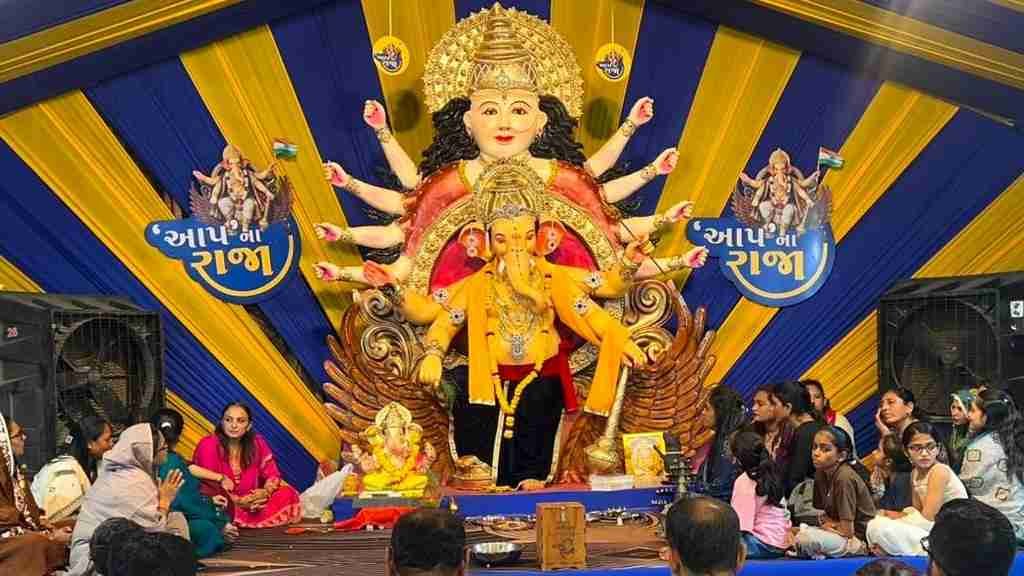 AAP State Organisation General Secretary Manoj Sorathiya Offers Prayers at ‘Aapna Raja’ Ganesh Festival in Surat