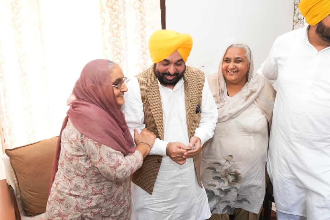 CM Bhagwant Singh Mann Begins Door-To-Door Election Campaign From Dhuri, Highlights ‘Mann Da Munafa’