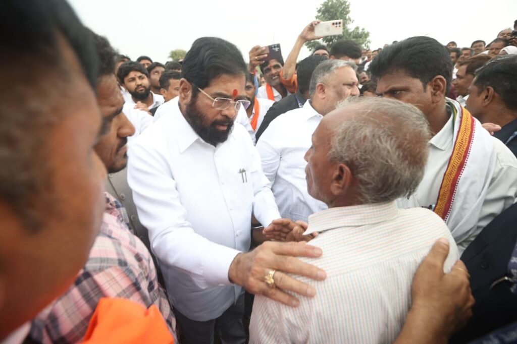 Deputy CM Eknath Shinde Visits Farmers to Assess Drought-Like Situation in Buldhana