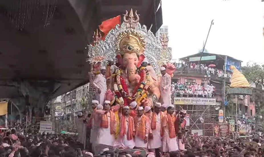 मुंबईचा राजा अनंत चतुर्दशी पर ऐतिहासिक गहरे समुद्र में विसर्जन करेंगे