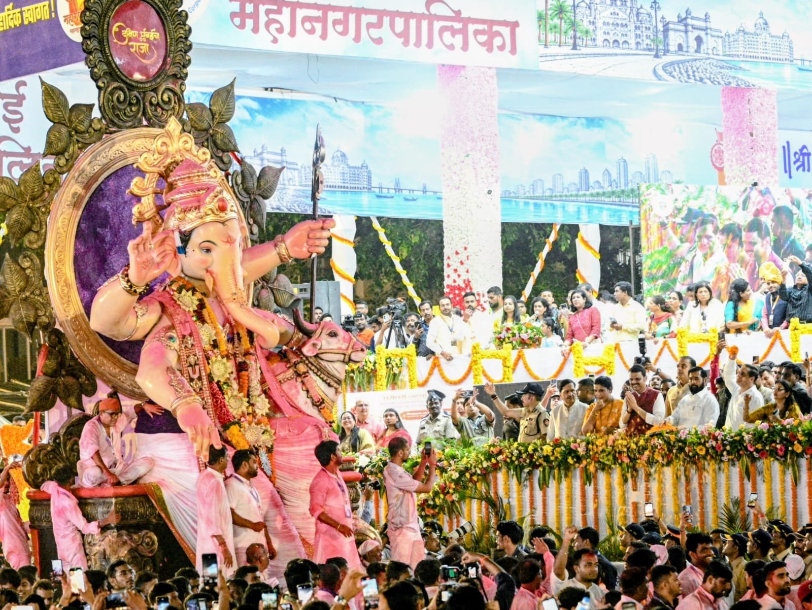 CM Fadnavis Offers Floral Tribute During Ganesh Visarjan, Prays for Wisdom for All