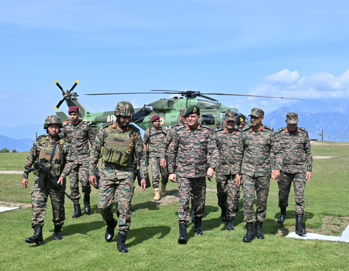 Army Chief Reviews LoC Preparedness During Visit to Chinar Corps