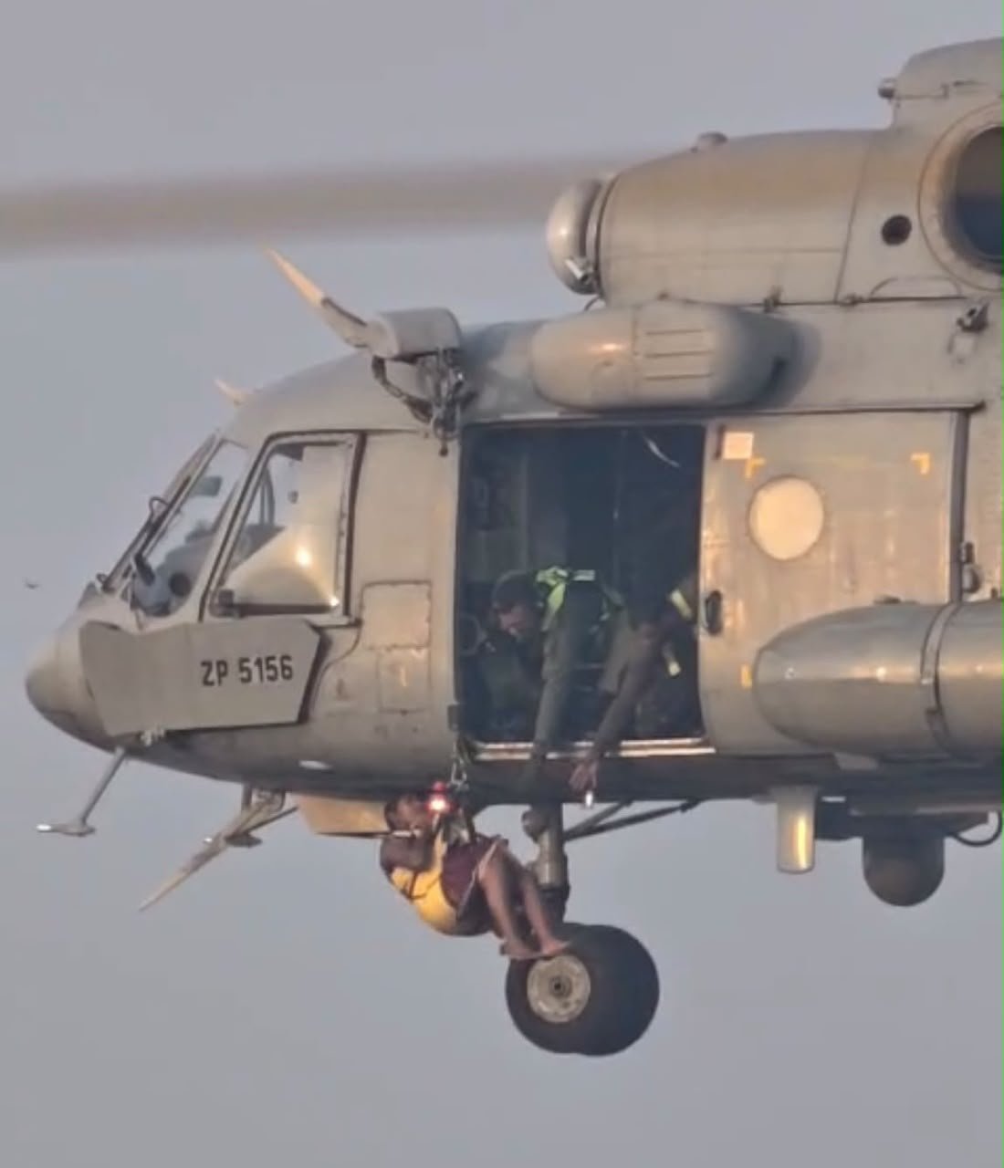18 People Rescued by IAF Mi-17 Helicopter from Flood-Hit Dongaghat in Bastar