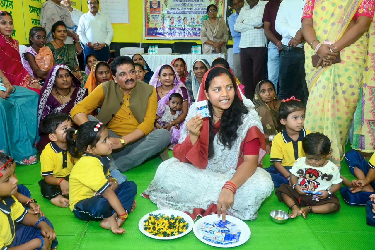 Minister Laxmi Rajwade Hosts Nyoata Bhoj for Children at Anganwadi Centres, Gifts Moringa Saplings to Mothers