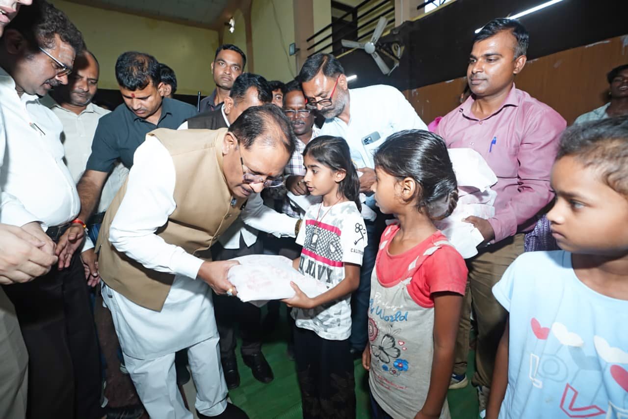 CM Vishnu Deo Sai Visits Flood-Affected Areas in Bastar, Meets Families