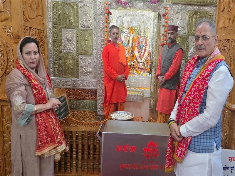 Governor pays obeisance at Sankat Mochan Hanuman Temple